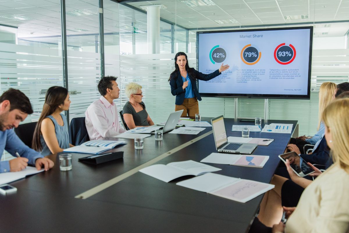 Como falar bem em reuniões: ser ouvido sem precisar levantar a voz