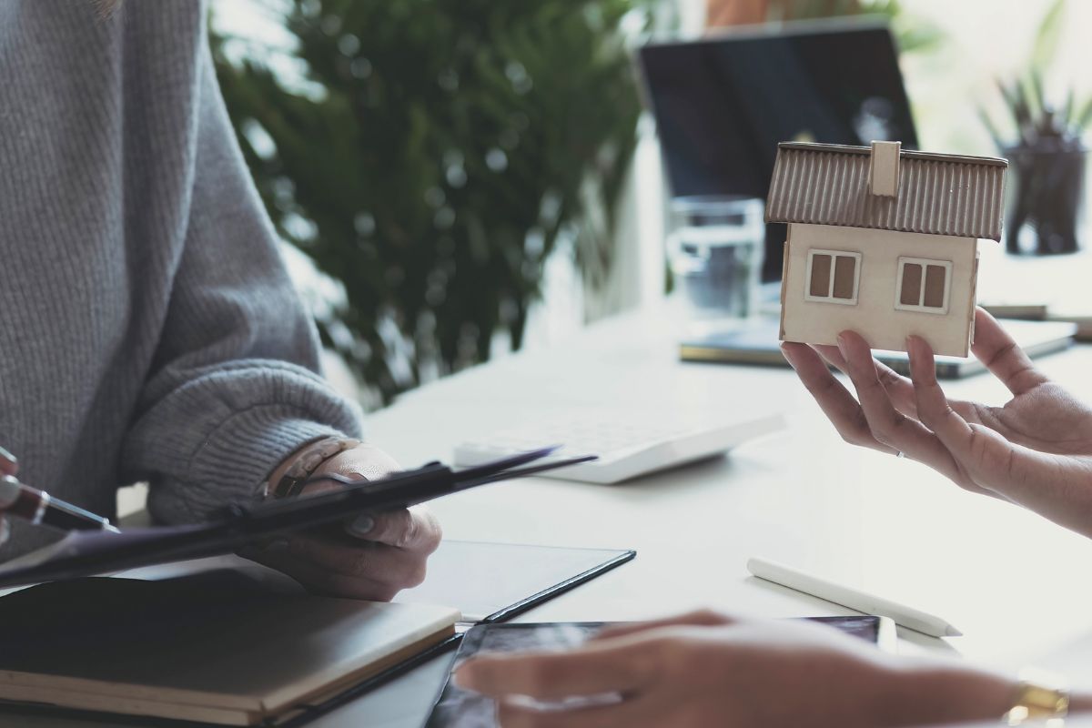Como lidar com objeções na venda de imóveis sem perder o cliente