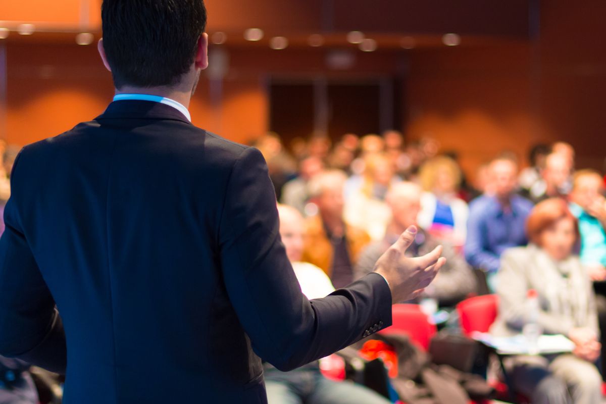 Como ter presença de palco: o que faz a plateia confiar em quem está falando
