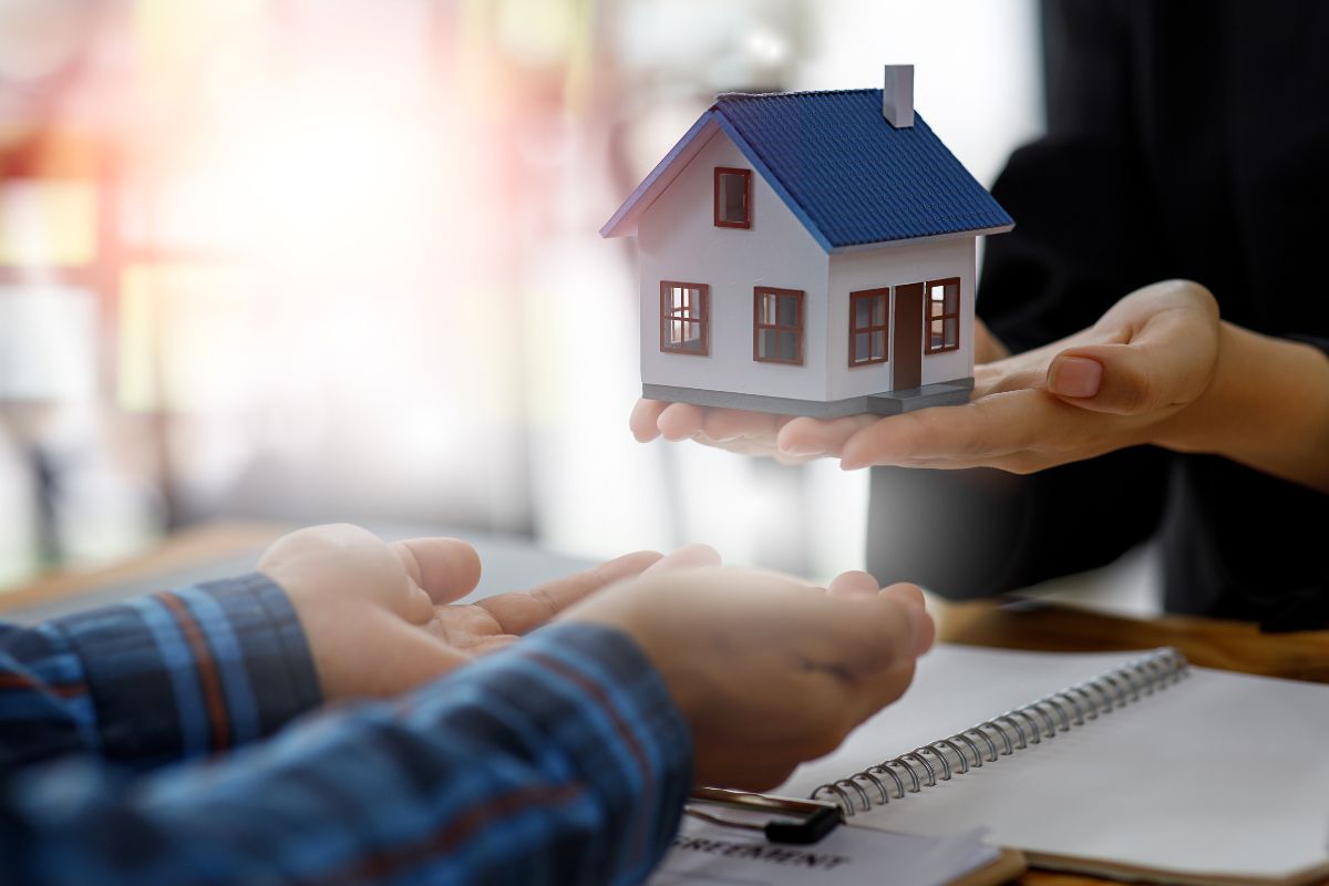 Como vender imóveis: a comunicação que conduz o cliente do interesse à assinatura