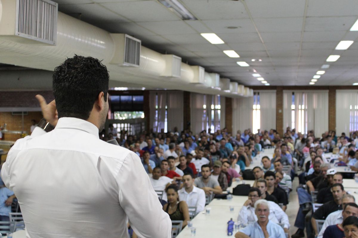 Curso de oratória: vale a pena? O que esperar, o que ele entrega e quando não basta