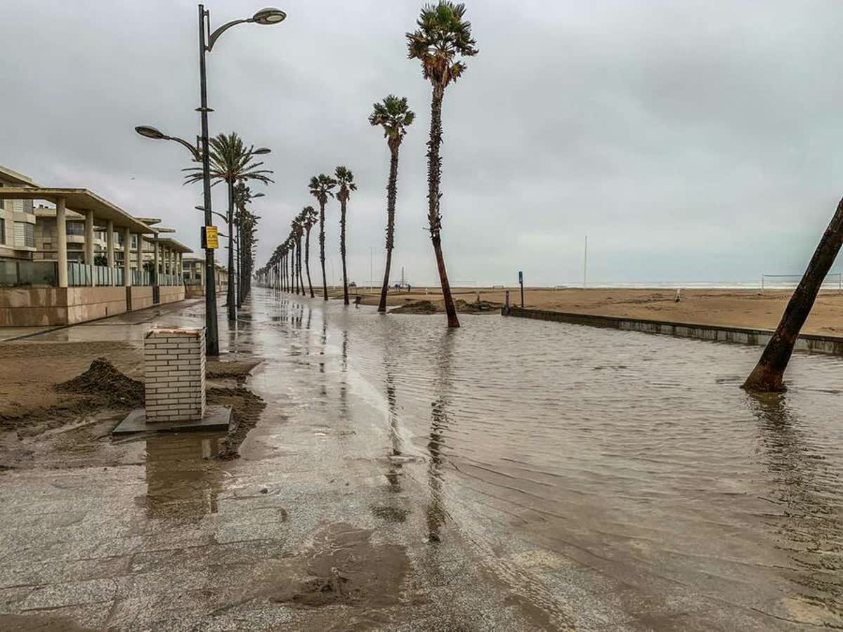 Maré alta provoca alagamentos em pontos da avenida beira-mar