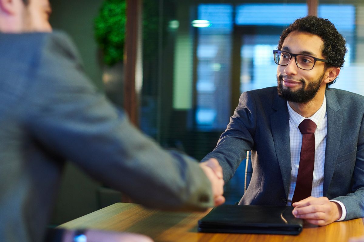 Oratória para entrevista de emprego: como falar de si sem travar e sem se gabar