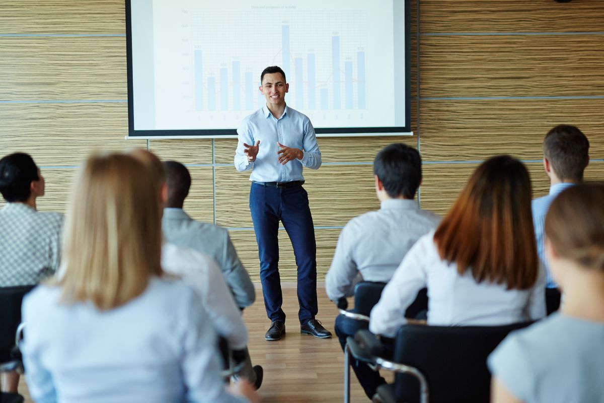 Oratória para líderes e empresários: a comunicação que inspira e alinha um time